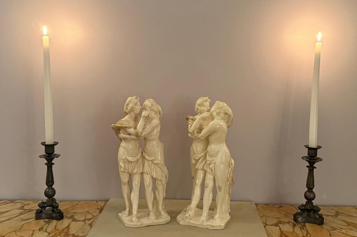 Coppia di gruppi scultorei in terraglia smaltata bianca, area napoletana, XIX secolo.